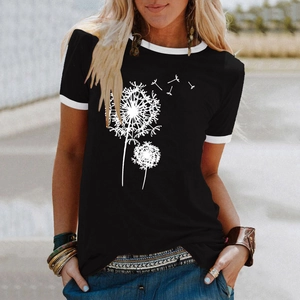 Gros plan d'imprimé pissenlit sur un t-shirt noir avec col et bords contrastés