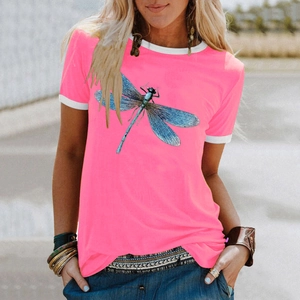 Détail de l'imprimé libellule bleue sur t-shirt rose à manches courtes et col blanc