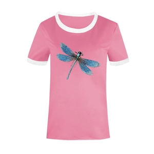 Détail de l'imprimé libellule bleue sur t-shirt rose avec col et manches contrastés