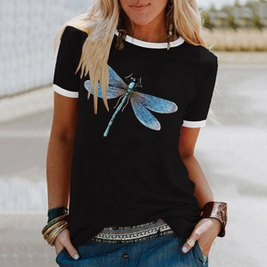 Détail de l'imprimé libellule et de la bordure blanche contrastante sur le t-shirt noir