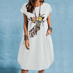 Weißes Leinen-Midikleid mit buntem Giraffenprint, Kurzarm und praktischen Seitentaschen