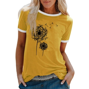 Détail de l'imprimé pissenlit et bordure blanche sur un t-shirt jaune à manches courtes
