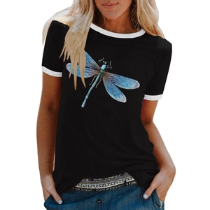 Détail de l'imprimé libellule coloré et des bords blancs contrastés sur le t-shirt noir