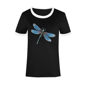 Détail du t-shirt ringer noir avec imprimé libellule bleue et bordure blanche contrastée