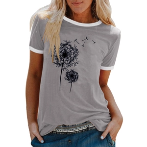 Détail du t-shirt gris imprimé pissenlit avec col rond et manches courtes contrastés