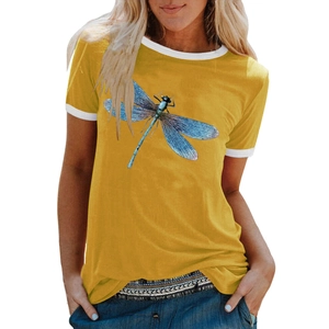 Détail de l'imprimé libellé bleue et du liseré blanc sur un t-shirt jaune vif