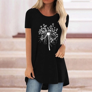 T-shirt donna nera girocollo con stampa a dente di leone e orlo irregolare moderno
