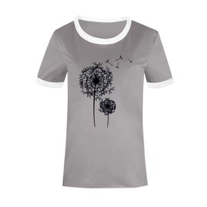 Détail d'un t-shirt gris à manches courtes avec imprimé pissenlit noir et bordures blanches