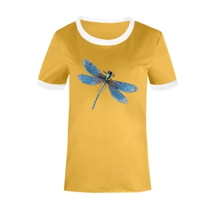 Détail du t-shirt jaune avec imprimé libellule bleue et bordures blanches contrastées