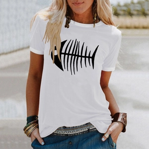 Détail de l'imprimé arête de poisson sur un t-shirt blanc à manches courtes ample