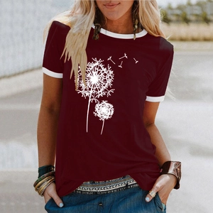 Détail de l'imprimé pissenlit et des liserés blancs sur un t-shirt bordeaux