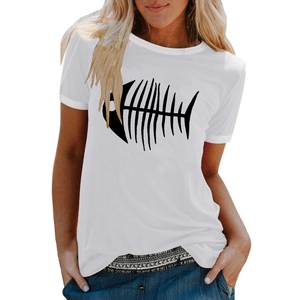 Détail d'un t-shirt en coton blanc avec un imprimé graphique d'arêtes de poisson