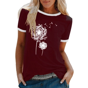 Détail du t-shirt bordeaux avec imprimé pissenlit blanc et col rond contrasté