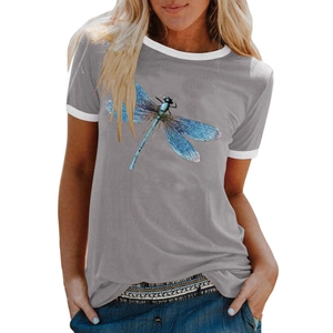 Détail de l'imprimé libellule bleue sur t-shirt contrasté avec bordures blanches