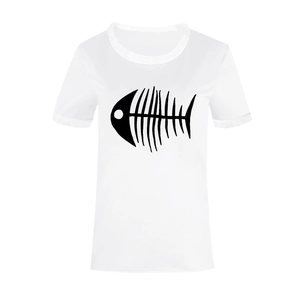 Détail d'un t-shirt blanc avec imprimé arête de poisson minimaliste et col rond classique