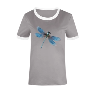 Gros plan d'un t-shirt gris ringer avec imprimé libellule bleue et bordure contrastée