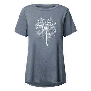Dettaglio della stampa a dente di leone bianco a cuore su t-shirt grigio-blu