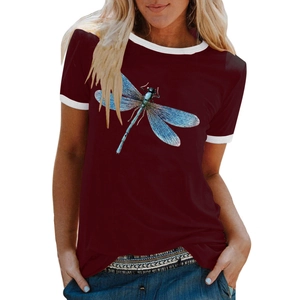 Détail de l'imprimé libellule bleue sur un t-shirt bordeaux avec bordures blanches