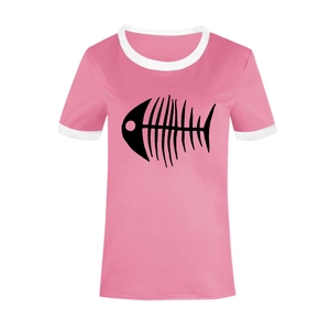 Détail d'un t-shirt ringer rose avec un imprimé minimaliste d'arête de poisson noire