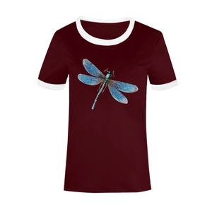 Détail de l'imprimé libellule bleue sur t-shirt bordeaux avec col et manches blancs