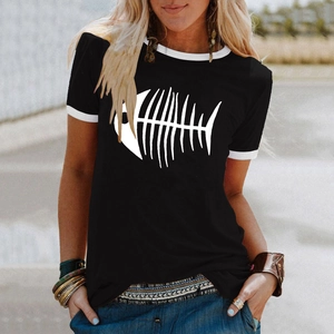 Détails du col rond contrasté et des manches sur un t-shirt noir imprimé arêtes de poisson