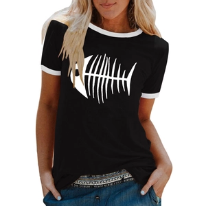 Détail du col contrasté blanc et de l'imprimé arête de poisson sur t-shirt noir