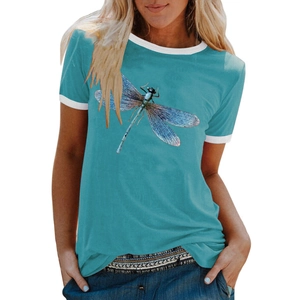 Détail de l'imprimé libellule et du col rond contrasté sur un t-shirt à manches courtes