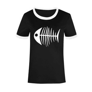 Détail de l'imprimé arête de poisson sur un t-shirt noir avec col contrasté blanc