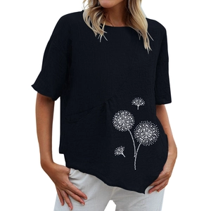 Dettaglio camicia in cotone lino nero con stampa soffione bianco e tasca laterale comoda