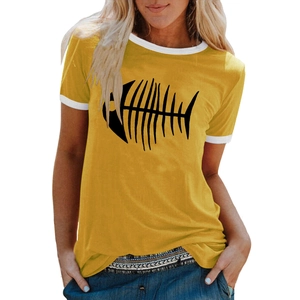 Détail du t-shirt jaune avec imprimé arête de poisson, col et poignets contrastés