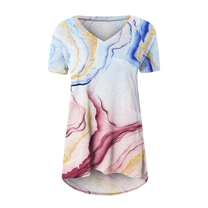 Détail de l'élégant col en V et de l'imprimé marbré bleu abstrait sur le T-shirt à manches