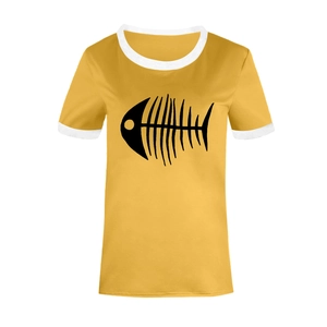 Détail d'un t-shirt ringer jaune gingembre avec imprimé graphique d'arête de poisson