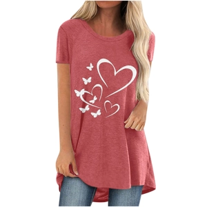 Détail d'un t-shirt femme rouge corail avec imprimé papillon cœur blanc et ourlet courbé