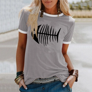 Détail du t-shirt gris avec motif d'arête de poisson et bordures blanches contrastées