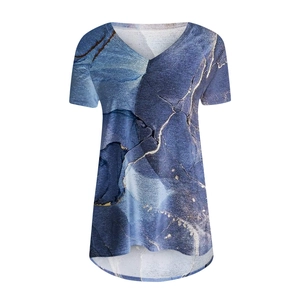 Détail du col en V et de l'imprimé marbre bleu sur ce t-shirt ample à manches courtes