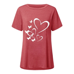 Détail du t-shirt rouge avec imprimé papillon et cœur et texture de tissu chiné