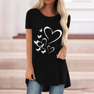 T-shirt noir femme avec imprimé cœur et papillon blanc, coupe longue décontractée et ronde