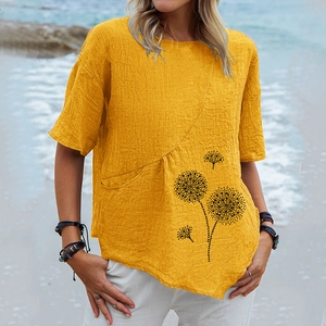 Dettaglio della camicia in lino di cotone giallo con stampa a dente di leone e cuciture