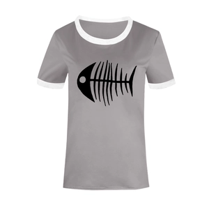 Détail du t-shirt ringer gris avec bordure blanche et graphique d'arête de poisson noir