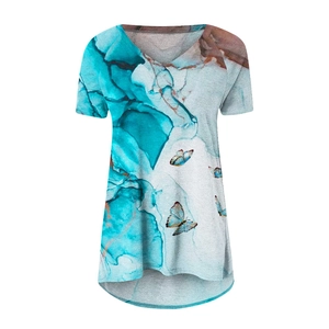 Détail d'un t-shirt à col en V pour femme avec imprimé marbre bleu et papillons