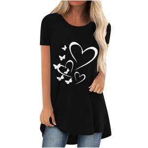 Détail de l'imprimé papillon cœur sur t-shirt noir femme avec ourlet asymétrique