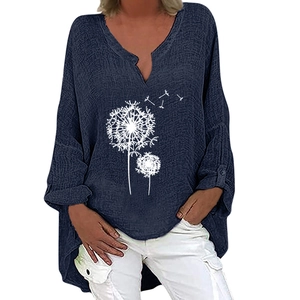 Detail der marineblauen V-Ausschnitt Leinenbluse mit Löwenzahndruck und Saumform