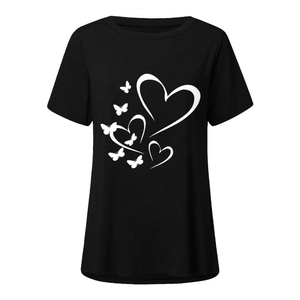Détail de l'imprimé cœur et papillon blanc sur un t-shirt noir décontracté pour femme