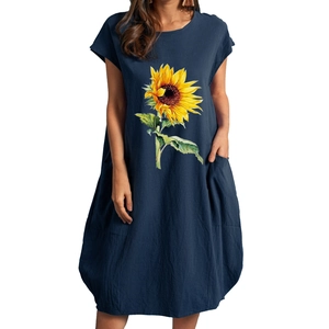 Vista detallada del estampado de girasol en vestido midi de algodón y lino marino con bolsillos