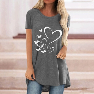 T-shirt femme gris foncé ample avec imprimés de papillons et cœurs blancs sur le devant