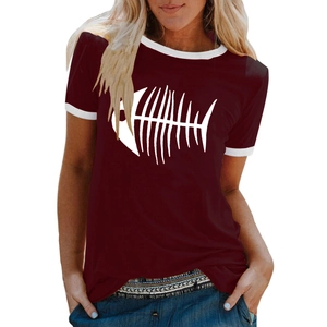 Détail du t-shirt ringer bordeaux avec imprimé arête de poisson et col contrasté
