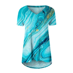 Détail du t-shirt col V à imprimé marbre bleu avec ourlet arrondi devant plus court