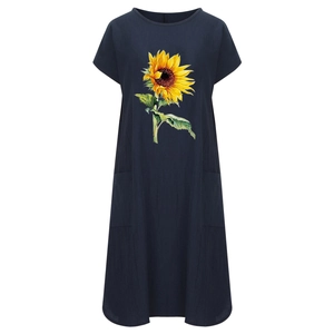 Detalle del vestido azul marino de algodón y lino con bolsillos y estampado de girasol