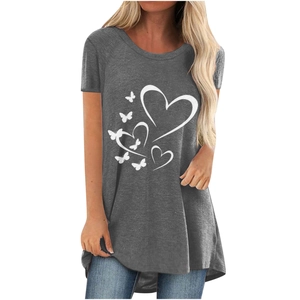 T-shirt femme gris à col rond avec imprimé cœur et papillon et coupe longue décontractée