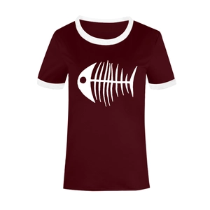 Gros plan sur le motif arête de poisson et liseré blanc sur T-shirt rouge foncé